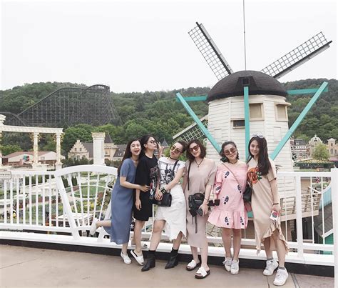 Hội hot girl bỉm sữa thân nhau năm khoe ảnh du lịch đẹp như mơ khiến dân tình hết lời khen ngợi