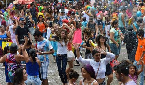 Cerca De Blocos Animam O Domingo De Carnaval Do Df Brasil