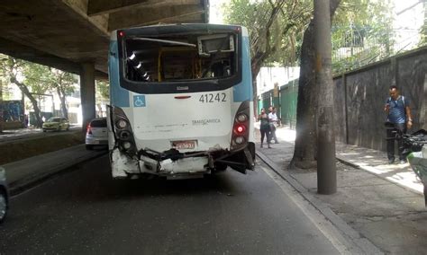 Motorista De ônibus Se Assusta E Bate Em Outro Coletivo Após Tiroteio