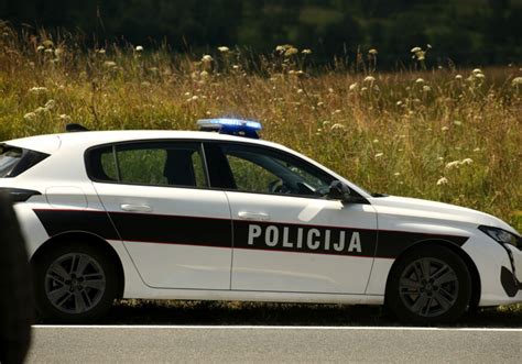 Kombi Probio Policijsku Blokadu Pa Uni Tio Nekoliko Vozila I Sletio U