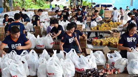 pictures philippines counts cost  typhoon haiyan giving relief