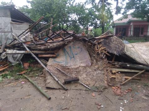 Hujan Dan Angin Kencang Robohkan 1 Rumah Di Karawang