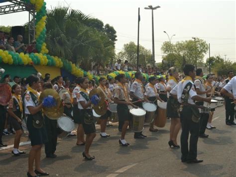 G Popula O De Cacoal Ro Acompanha Desfile C Vico Sob Sol Forte