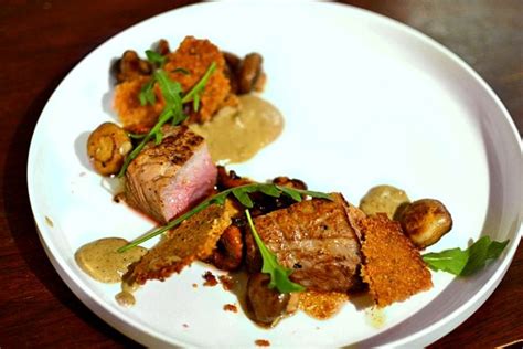 Pavé de veau champignons à la crème et crumble de noisettes