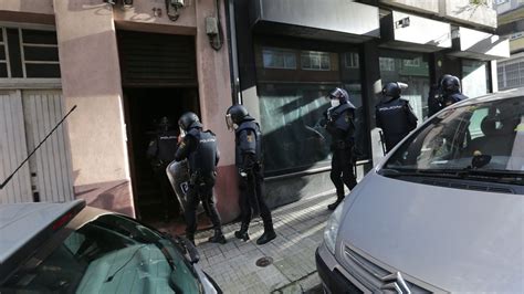 La Policía Desaloja A 13 Okupas De Un Edificio En A Falperra