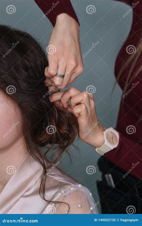 Friseur Der Dem M Dchen Im Sch Nheitssalon Frisur Macht Stockbild