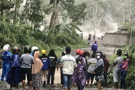 Lokasi Evakuasi Korban Erupsi Semeru Malah Jadi Tontonan Warga