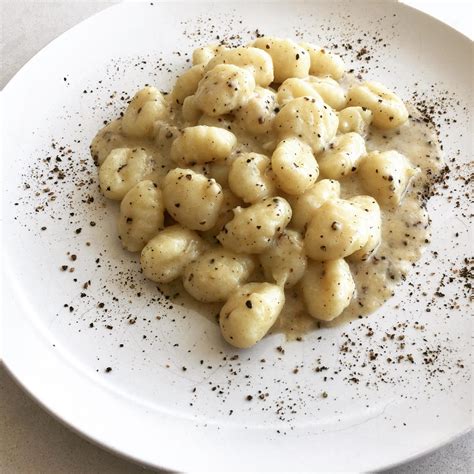 Simple Decadent Cacio E Pepe Potato Gnocchi Sizzlfy