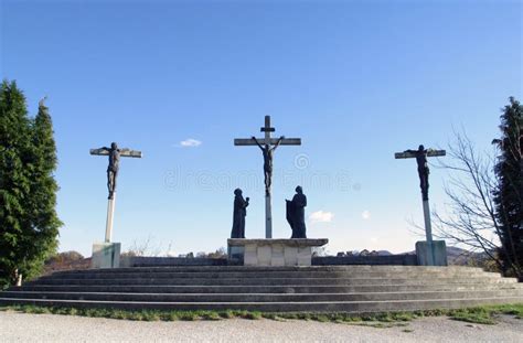 12 Estaciones De La Cruz Jesus Muere En La Asunción De La Basílica De