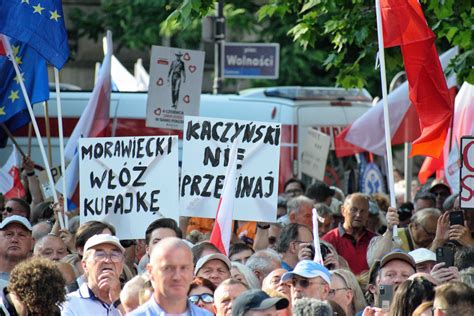 Tłumy na placu Wolności na wiecu Donalda Tuska w Poznaniu Codzienny