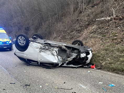 Unfall Liesberg Bl Peugeot Lenker Schwer Verletzt Von Rega Ins Spital