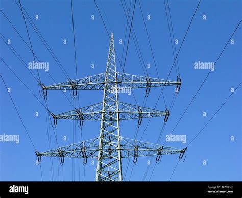 Pyl Nes D Alimentation Sur Le Terrain Lignes Lectriques Lignes