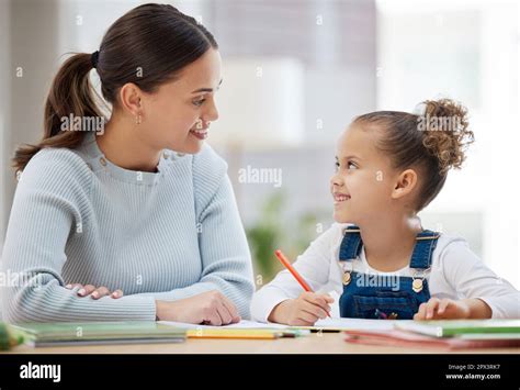 Las Mam S Que Transmiten Su Conocimiento Una Joven Madre Ayudando A Su