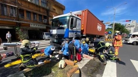 快訊／汐止聯結車撞上機車！一對男女遭輾壓受困輪下 送醫不治 Enews新聞網