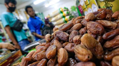 Laris Manis Di Bulan Ramadhan Omzet Pedagang Kurma Di Tanah Abang Naik