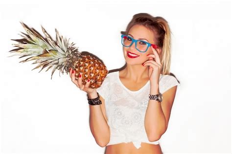 Femme Blonde Avec Des Lunettes Et Un Ananas Photo Gratuite