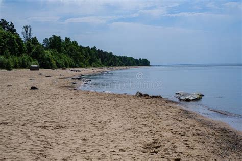 Plage Vide Isol E De Mer Avec Le Sable Blanc Les Grandes Roches Et Les