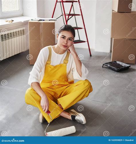 Verplaatsing Op De Vloer Na Hard Werken Jonge Brunette In De Kamer Met Witte Muren En Daglicht