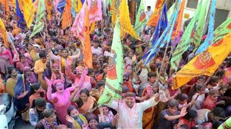 Holi 2023रंगभरनी एकादशी के साथ छाया होली का उल्लास नाथ नगरी पर चढ़ा कन्हैया का रंग देखिए