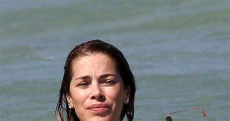 Aída Yéspica w bikini na plaży pomponik pl