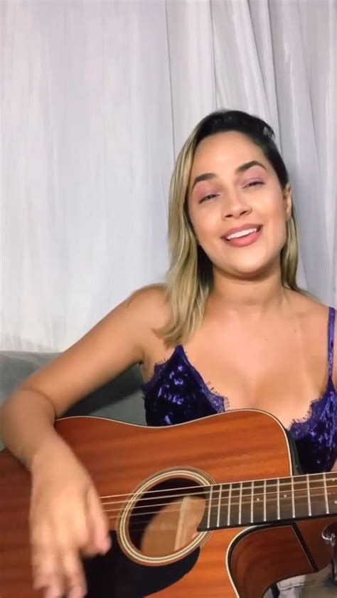 Michele Andrade Graveto 🍃🎋 Você Virou Saudade Aqui Dentro De Casa 🎶