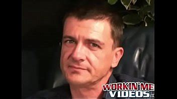 Maduro Guapo Se Pajea Y Se Cubre Las Manos De Semen XVIDEOS