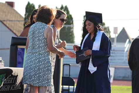 Desert Oasis High School seniors persevere | Columbia Basin Herald