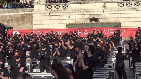 Mille Bauli In Piazza Del Popolo A Roma La Protesta Del Mondo Dello