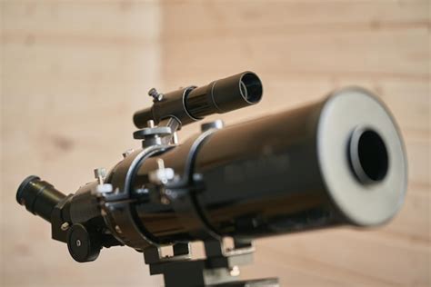 Telescopio amateur en el primer plano de la habitación telescopio para