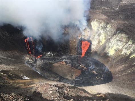 Hawaii S Kilauea Volcano Eruption Creates Foot Deep Lava Lake