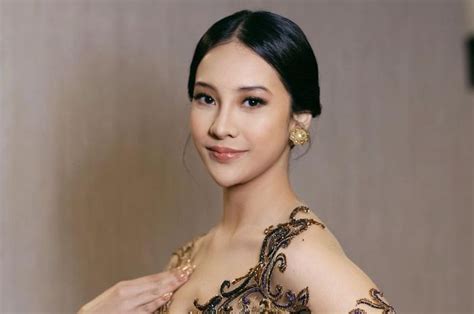Pakai Bikini Tali Tipis Anya Geraldine Cosplay Jadi Nami One Piece Stylo