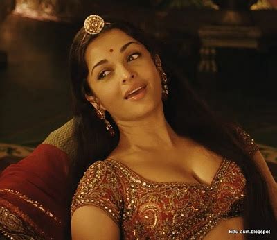 Hot Actress Aishwarya Rai Hot In Saree