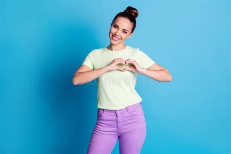 Portrait D Elle Elle Sympathique Belle Jolie Fille Gay Gay Douce Attirante Pr Sentant Des