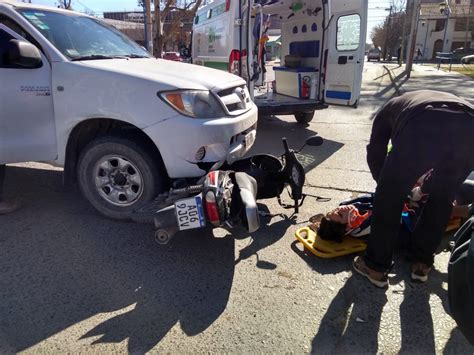 Motociclistas terminaron heridos tras dos choques casi simultáneos en Roca