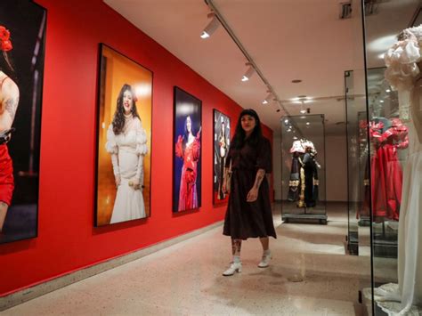 Mon Laferte presenta gran exposición con sus obras de arte