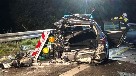 A Bayern Heftiger Unfall Bei Ingolstadt Polizei Sichert Pkw Dann