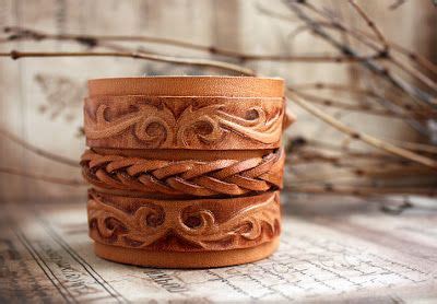 Кожаный тиснёный браслет с плетением. | Leather jewelry, Leather ...