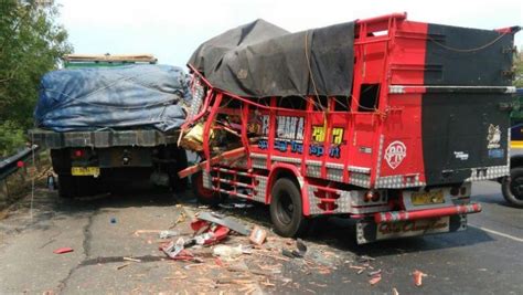 Terjadi Kecelakaan Mobil Truk Bermuatan Di Tol Jakarta Cikampek