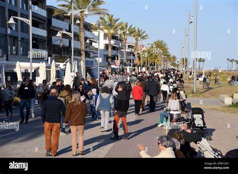 Vendrell Espa A Th De Abril De Una Multitud De Personas