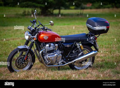 2022 Royal Enfield Interceptor 650 Motorrad Mit Doppeltem Givi Topbox Auf Dem Seitenständer Auf