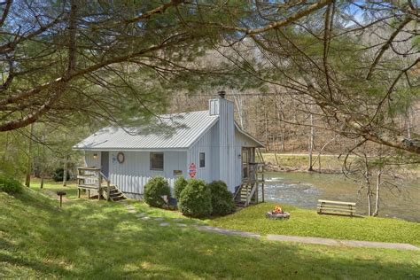 "River Cabin" 1 Bedroom Cabin with River View Near Gatlinburg