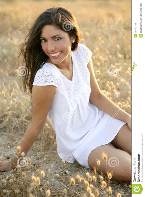 Mooie Indische Brunette Op Een Gouden Gebied Stock Afbeelding Image of gouden azië