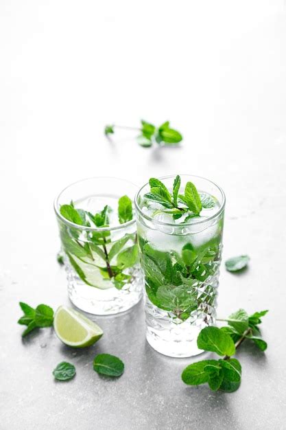 C Ctel De Mojito Refrescante De Menta Y Lima Con Bebida C Trica