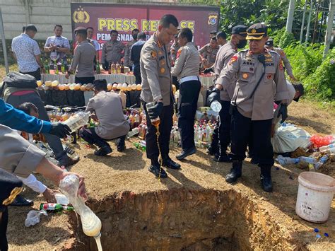 Polresta Kendari Musnahkan 2 Ton Miras Tradisional Hasil Operasi Pekat 2024