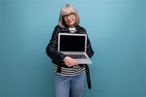 Une Vieille Femme Mature Aux Cheveux Gris Fait Un Excellent Travail Avec La Technique De L