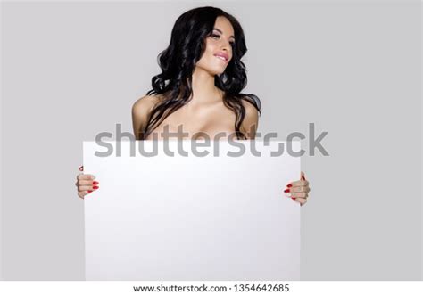 Categoría Holding paper naked de fotos e imágenes Shutterstock
