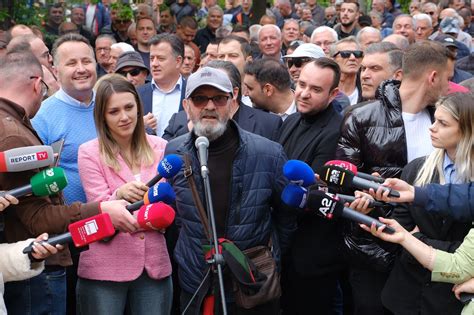 Aktori I Njohur Mehdi Malkaj N Protest N Para Bashkis T Ngrihemi T