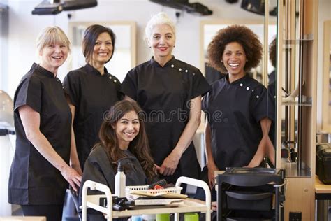 Professeur Helping Mature Students Dans La Coiffure Photo stock Image du personne découpage