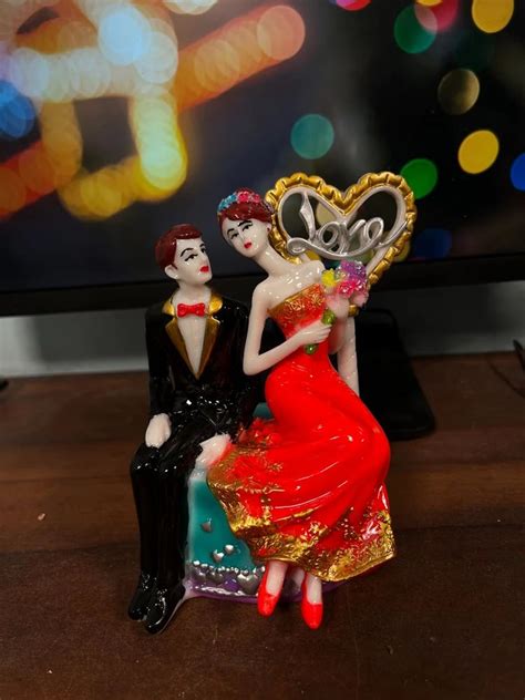 Multicolor Polyresin Love Couple Statue For Interior Decor Size