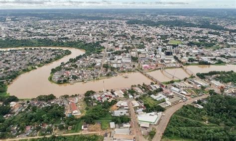 Rio Acre ultrapassa a cota de transbordamento na manhã desta sexta